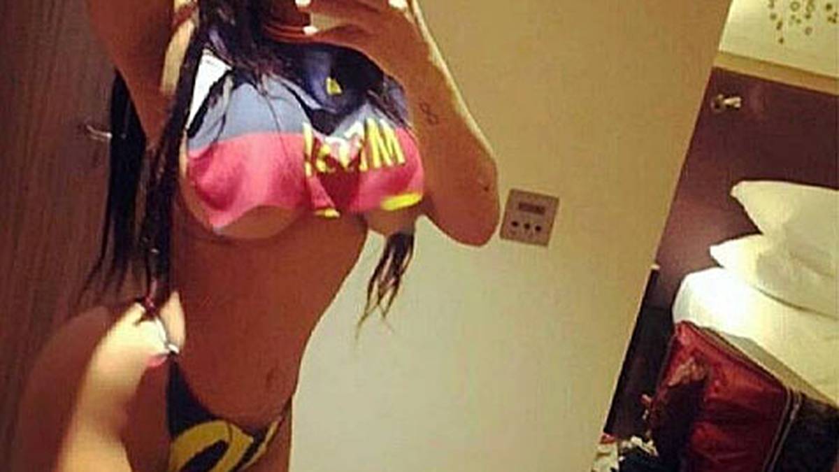 Weitaus bessere Laune hat Miss Bumbum nach Barcas epochalem 6:1-Sieg in der Champions League gegen Paris Saint-Germain...