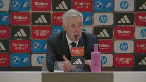 Carlo Ancelotti kassierte mit Real Madrid eine 0:4-Pleite gegen Barcelona. Im Anschluss zeigt sich der Cheftrainer der Königlichen verärgert. Schuld ist ein Teammitglied von Hansi Flick. 