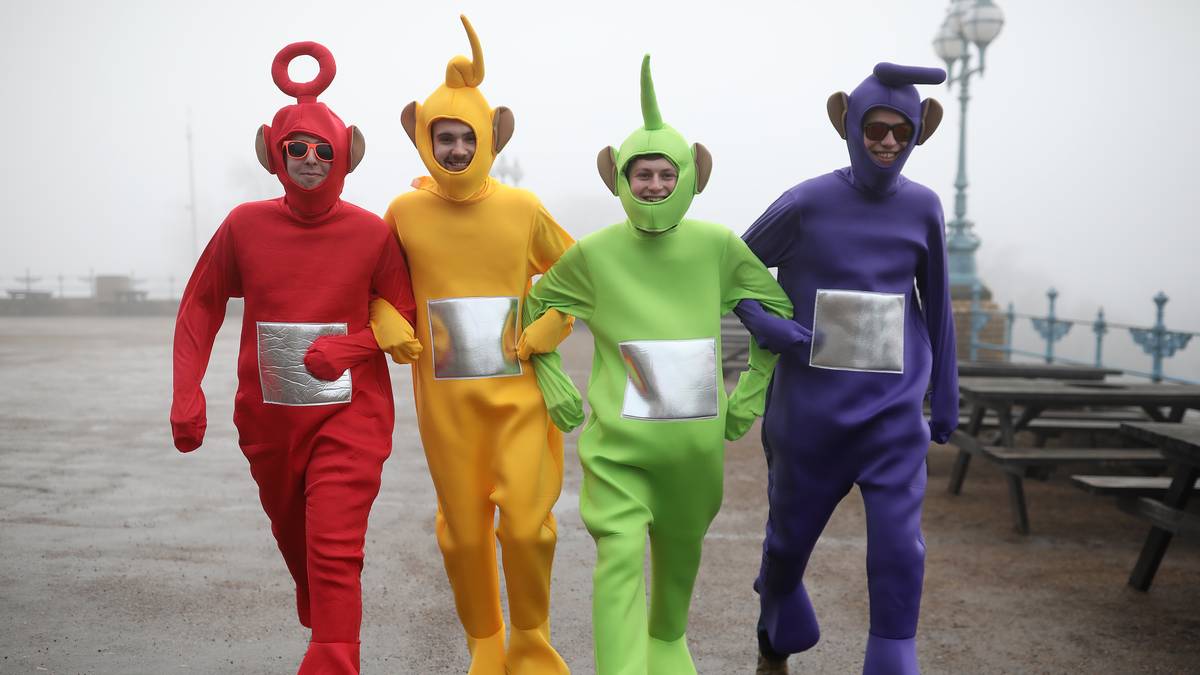 Das neblige Wetter schreckt sie nicht ab - die Teletubbies auf dem Weg in den Alexandra Palace