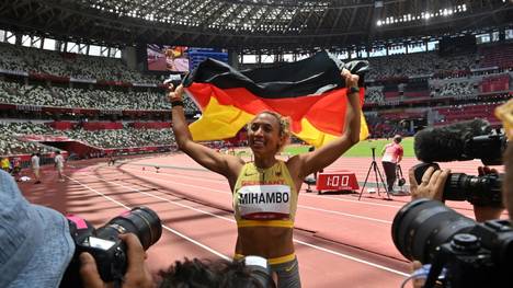 Malaika Mihambo springt in einer echten Nervenschlacht bei Olympia in Tokio zu Gold. Nach dem Weitsprung-Drama erklärt sie ihr mentales Erfolgsgeheimnis.