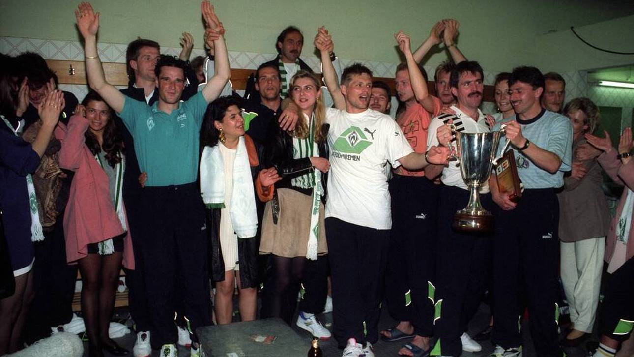 v.li.: Stefan Kohn, Thorsten Legat, Jonny Otten, Uli Borowka mit Frau Carmen, Günter Hermann, Dieter Eilts, Mirko Votava und Klaus Allofs mit der Trophäe