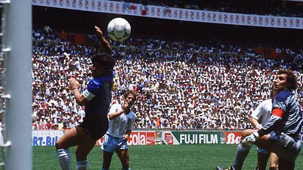 Diese Fehlentscheidung ist so legendär, dass sie sogar einen eigenen Namen hat: Die Hand Gottes. Mit ihr brachte Diego Maradona bei der WM 1986 die Argentinier gegen England ins Halbfinale