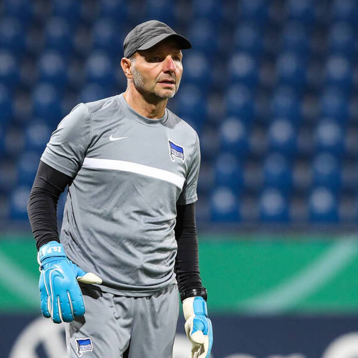 Hertha Torwarttrainer Zsolt Petry Kritisiert Peter Gulacsi Fur Einsatz Gegen Homophobie