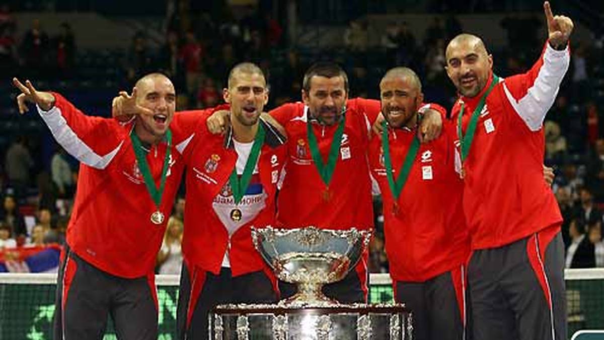 2010 gewinnt Djokovic mit seinen serbischen Kollegen den Davis Cup. "Viele können sich gar nicht vorstellen, was dieser Sieg für unser Land bedeutet hat. Wir hatten einen schrecklichen Krieg, wir haben harte Zeiten hinter uns und haben sie noch immer nicht überwunden", sagt Djokovic anschließend