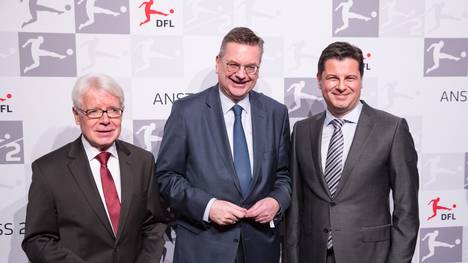 DFB-Präsident Reinhard Grindel (M.) will auf die Bundesliga zugehen