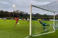 Bei einem Amateurspiel in England zwischen Fisher FC und Bearstead FC macht ein Keeper die Parade seines Lebens - und das, obwohl er mit den Füßen im Tornetz festhält!