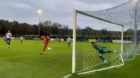 Bei einem Amateurspiel in England zwischen Fisher FC und Bearstead FC macht ein Keeper die Parade seines Lebens - und das, obwohl er mit den Füßen im Tornetz festhält!