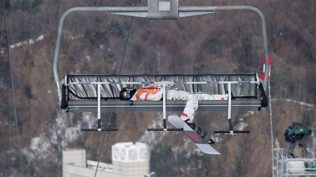 Nickerchen im Lift: Diese Snowboarderin nutzt die Fahrt auf den Berg für einen Powernap