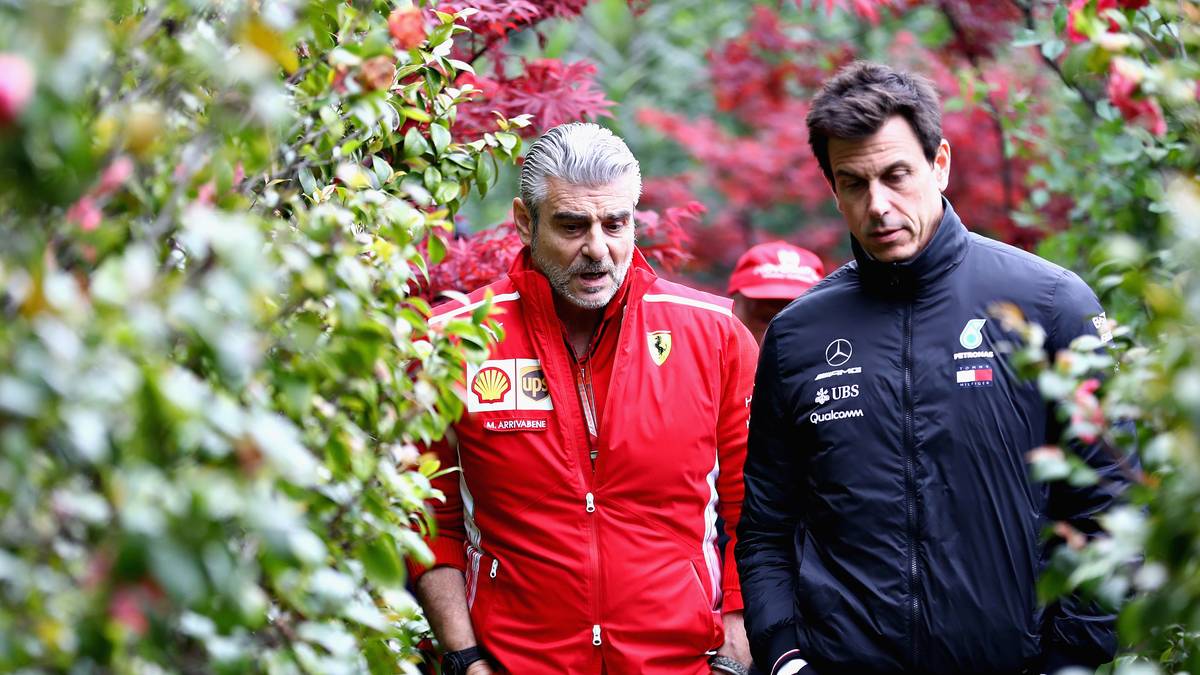 Dass Ferrari plötzlich das schnellste Auto zu Saisonbeginn hatte, verwunderte die Konkurrenz. Gerade die neue Motorenstärke der Scuderia ist den Silberpfeilen ein Rätsel und man vermutet, dass irgendein Trick - legaler oder illegaler Art - dahintersteckt