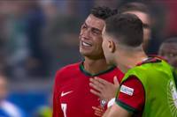 Nach einem verschossenen Elfmeter in der Verlängerung des Achtelfinals der UEFA EURO 2024 zwischen Portugal und Slowenien weint Cristiano Ronaldo.
