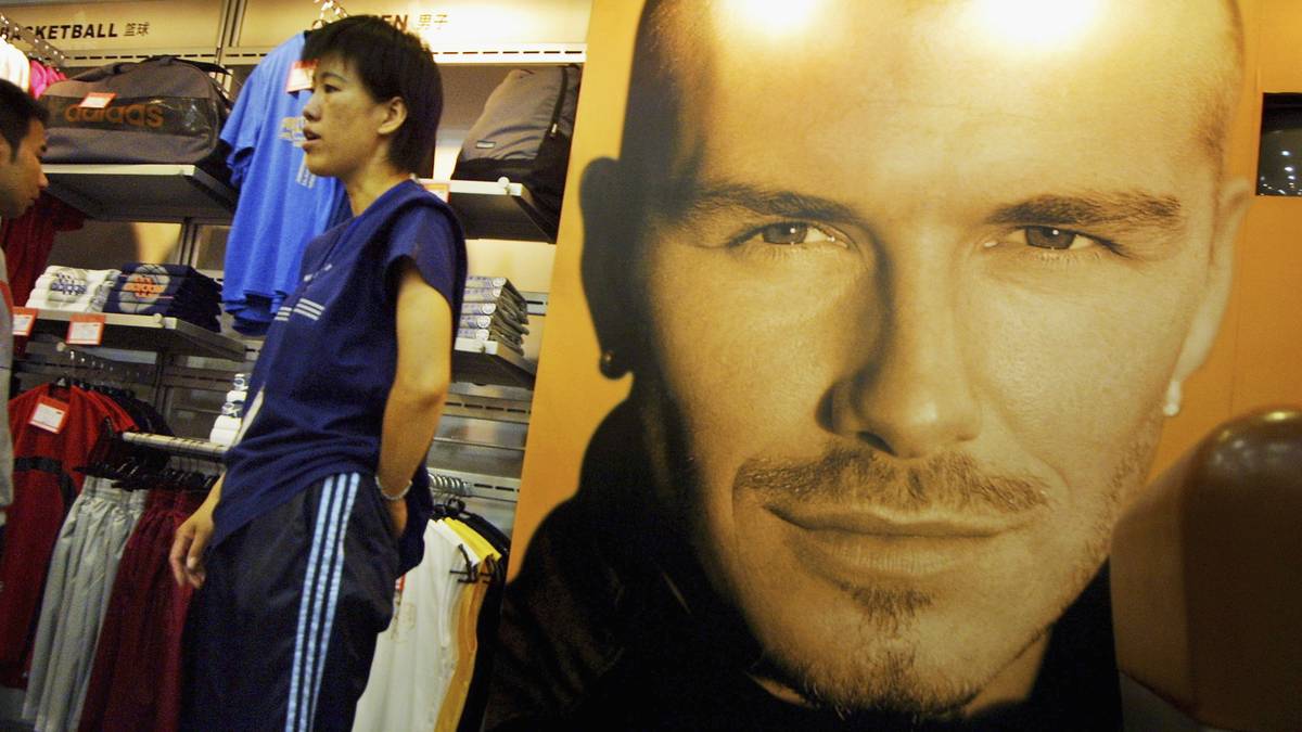 Im Trikot der Madrilenen wird Beckham endgültig zu einer globalen Marke, sein Konterfei strahlt von Werbeplakaten auf allen Kontinenten. Die Rückennummer muss er allerdings wechseln, denn seine angestammte 7 trägt mit Raul schon eine Real-Legende. Der Neuzugang schnappt sich daher die 23 - wie sein großes Vorbild, Basketball-Star Michael Jordan