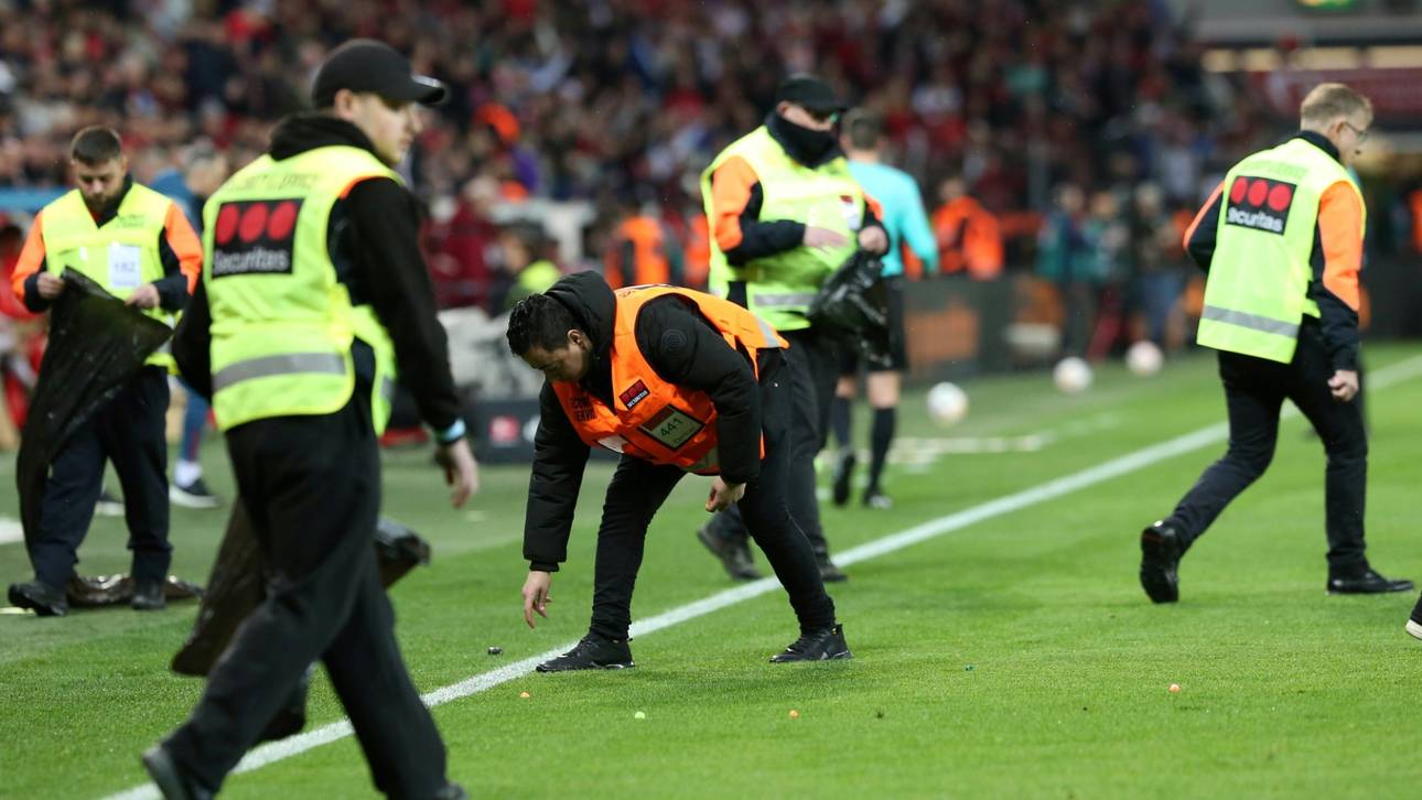 Proteste im Topspiel: Bayer gegen Bayern beginnt verspätet