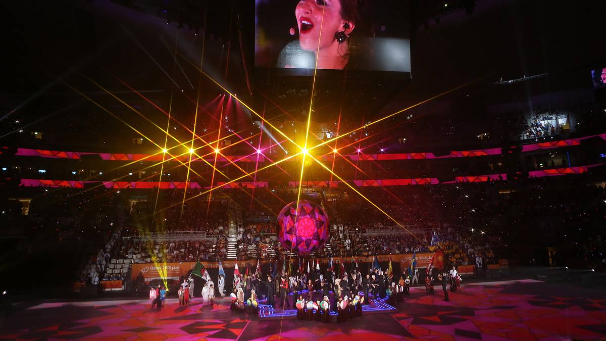 Alle Teilnehmer sind nun vorgestellt. Danach geht es mit der bunten Eröffnungsparty weiter