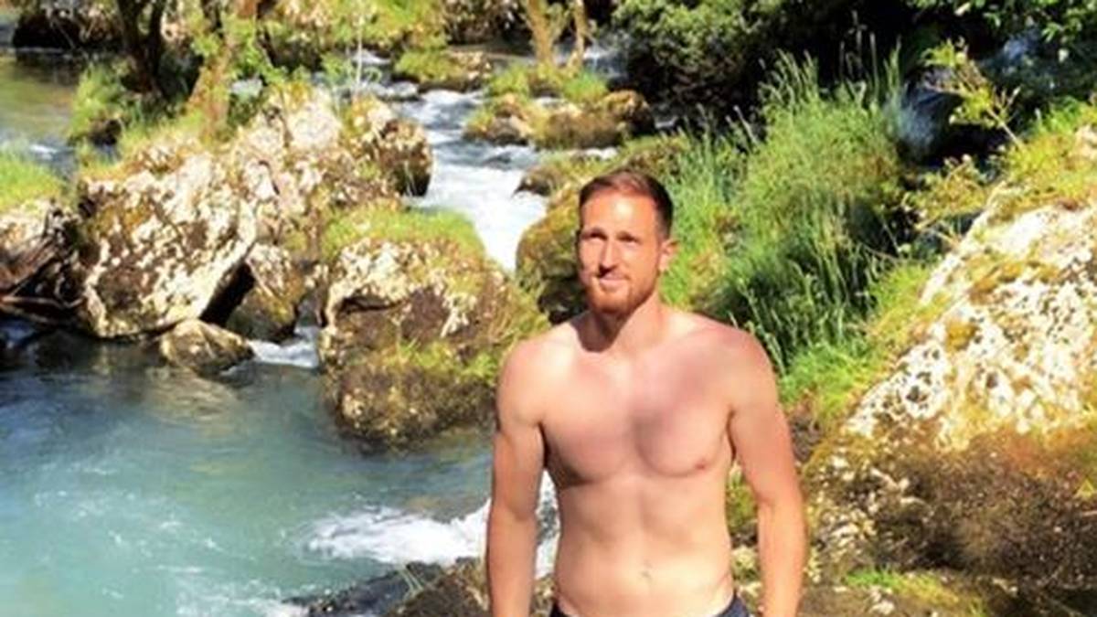 Sehr gechillt sieht es bei Jan Oblak aus, der sich einen Wasserfall zum Baden ausgesucht hat
