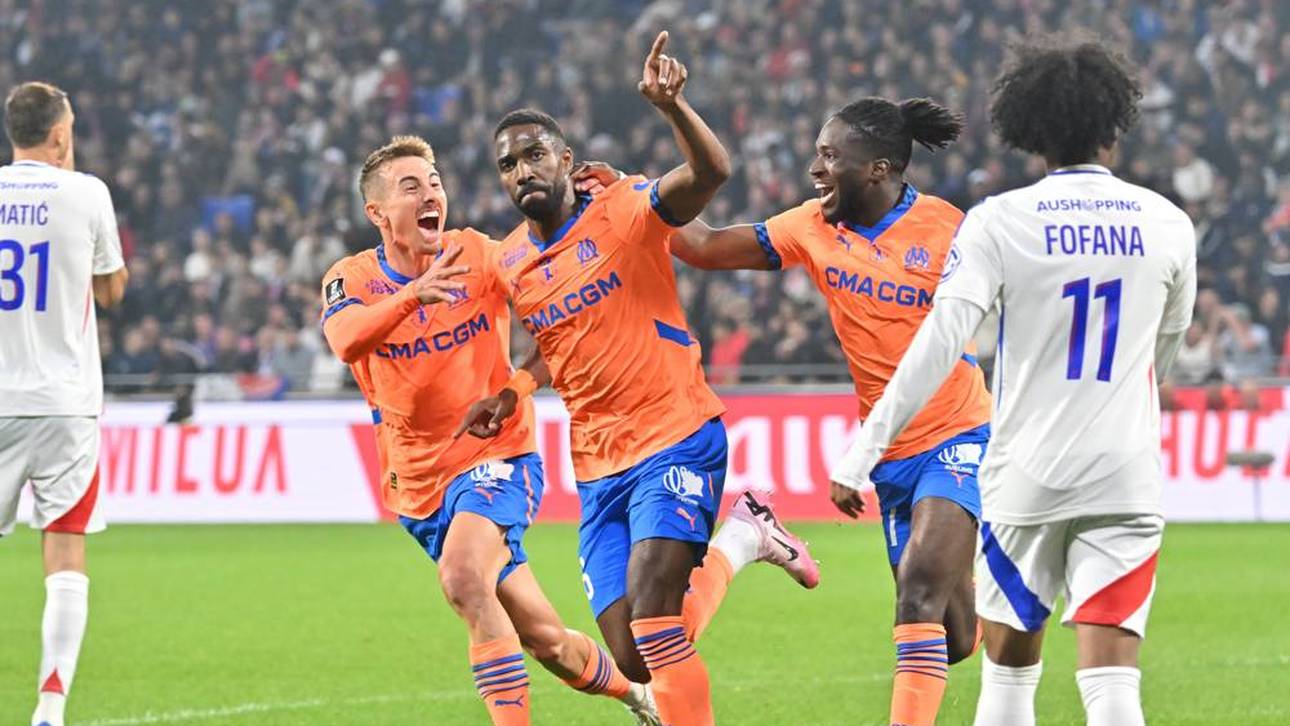 Jonathan Rowe (mitte) nach seinem Siegtreffer