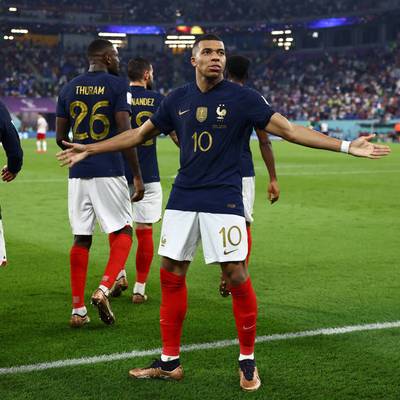 Frankreich trumpft vor allem dank Kylian Mbappé bei der WM 2022 auf. Jetzt aber droht dem Titelverteidiger eine FIFA-Strafe wegen des PSG-Stars. 