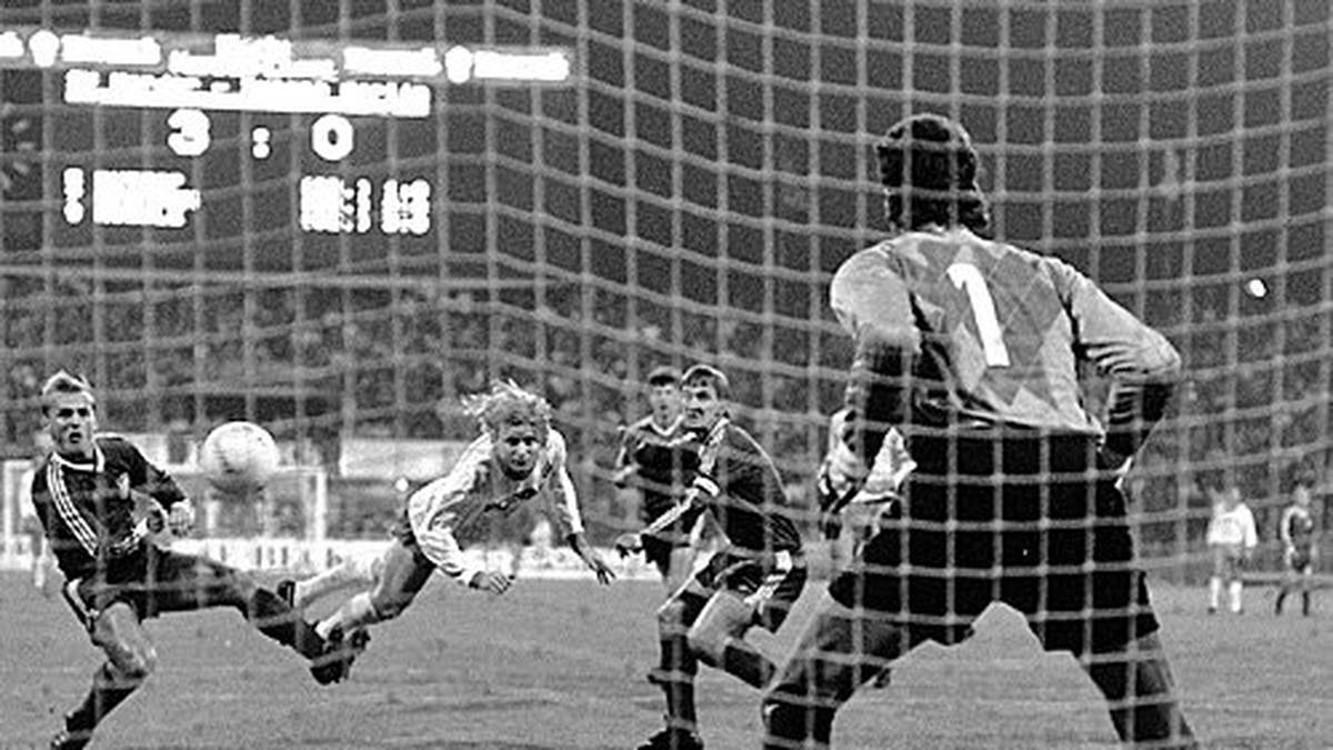 PLATZ 10: Werder Bremen - BFC Dynamo Berlin 1988: In den 80er-Jahren hat der SVW ein Abonnement auf Europapokal-Wunder. 1988 muss der BFC Dynamo dran glauben. Werder macht die 0:3-Hinspielpleite mit einem 5:0 im Rückspiel wett