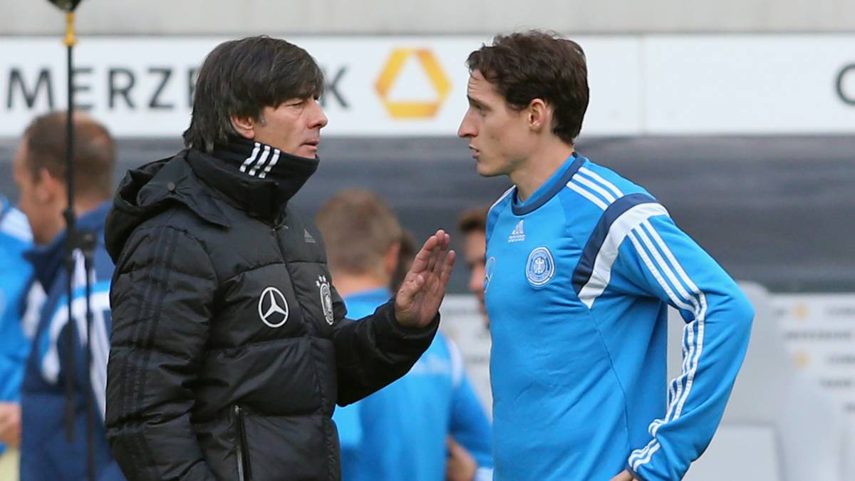 SEBASTIAN RUDY (FC Bayern): War mal so etwas wie Löws Liebling. Wurde öfter als jeder andere Nationalspieler berufen, spielen durfte er auch gelegentlich. Ist aber der wohl der einzige Verlierer des Trainerwechsels beim FC Bayern. Hat deshalb im Moment nicht allzu viele Argumente vorzubringen, weshalb ihn Löw nominieren sollte. Dass er für den FC Bayern spielt, ist vielleicht sein bestes
