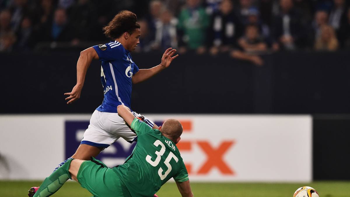 LEROY SANE (20): Für den Schalker würde ManCity finanziell noch deutlich höher gehen, die Rede ist von einem Angebot über 55 Millionen Euro - das wäre Bundesliga-Rekord. Der offensive Mittelfeldspieler hat auf Schalke noch bis 2019 Vertrag, Sportvorstand Horst Heldt rückt aber immer mehr von seinem klaren nein zu einem Wechsel ab