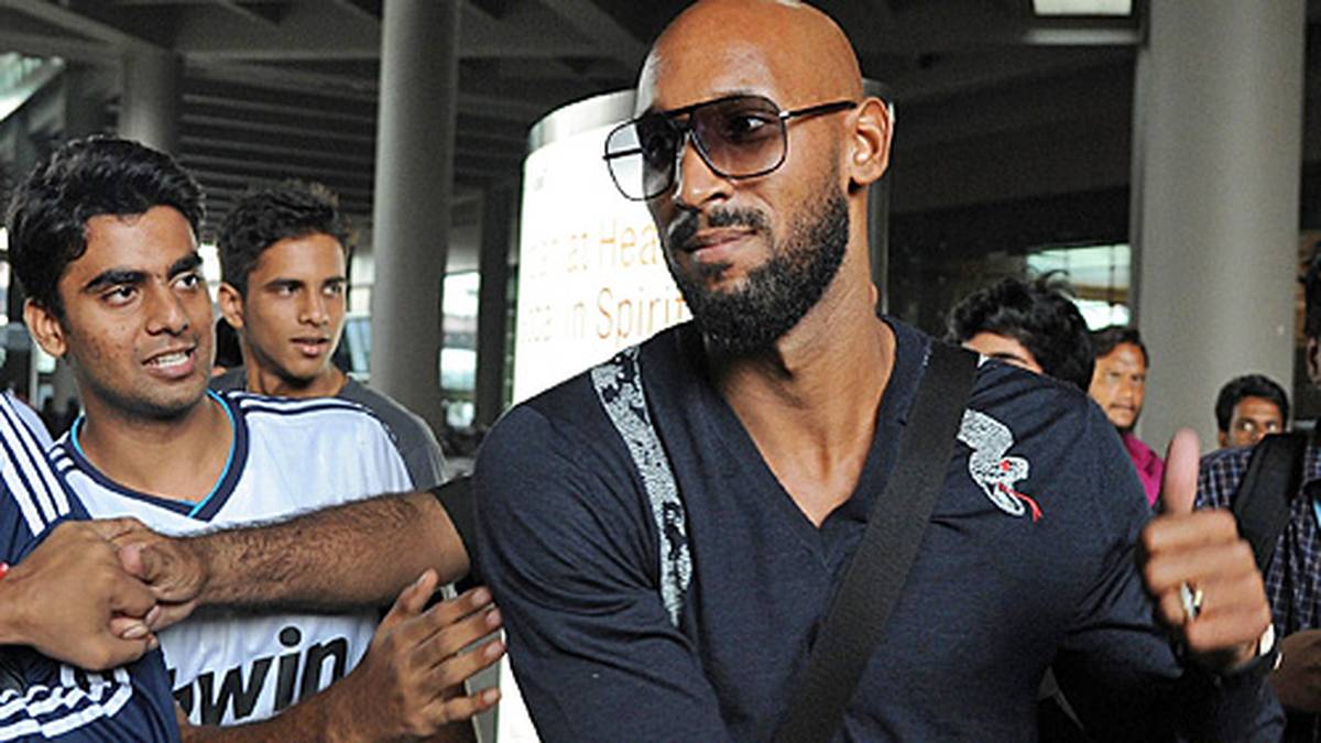 Und trotzdem: Den Superstar-Status hat jemand anderes. Nicolas Anelka wird bei seiner Ankunft von den Fans regelrecht umlagert. Sollte der Franzose zum Auftakt direkt treffen, werden die Trikots mit seinem Namen bestimmt der Renner werden