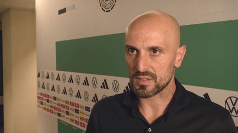 Die deutsche U-21-Nationalmannschaft scheidet in der EM-Gruppenphase nach einer desaströsen Leistung gegen England aus. Trainer Antonio Di Salvo war nach dem Spiel ziemlich angefressen.