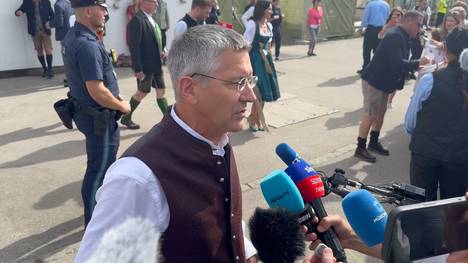 Der alljährliche Oktoberfestbesuch des FC Bayern stand an. Herbert Hainer, Präsident des FC Bayern München, kontert dabei die Aussage von Lamine Yamal und stärkt Harry Kane beim Kampf um den Ballon d'Or den Rücken.