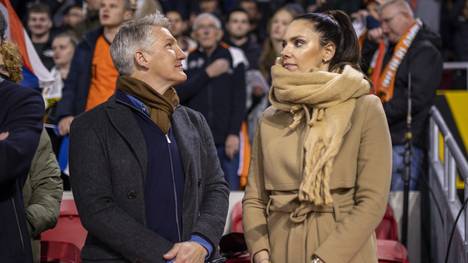 Bei der Weltmeisterschaft in Katar wird Bastian Schweinsteiger zusammen mit Esther Sedlaczek vor der Kamera stehen. Jessy Wellmer erhält eine neue Rolle.