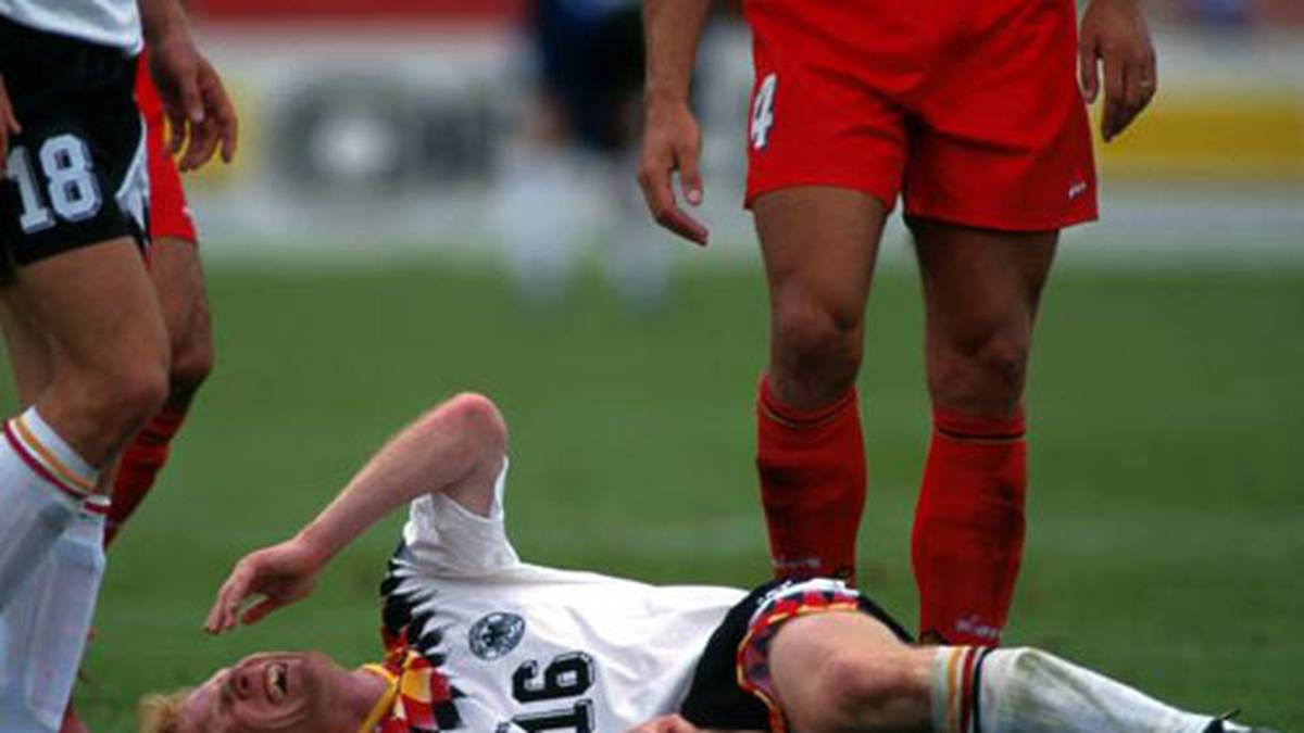 Doch Sammer hat eine Schwäche: seine Verletzungsanfälligkeit. Im Laufe seiner Karriere hat er mit 22 Verletzungen und Krankheiten zu kämpfen. Nach einer Routineoperation nisten sich Bakterien in seinem Knie ein. Die langwierige Behandlung mit Medikamenten setzt dem Sachsen stark zu. 2000 beendet er knapp zweieinhalb Jahre nach seinem letzten Spiel seine Karriere. Noch heute hat Sammer Schmerzen, wenn er gegen den Ball tritt