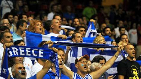 Am Ende freuen sich die enthusiastischen griechischen Fans über den Sieg