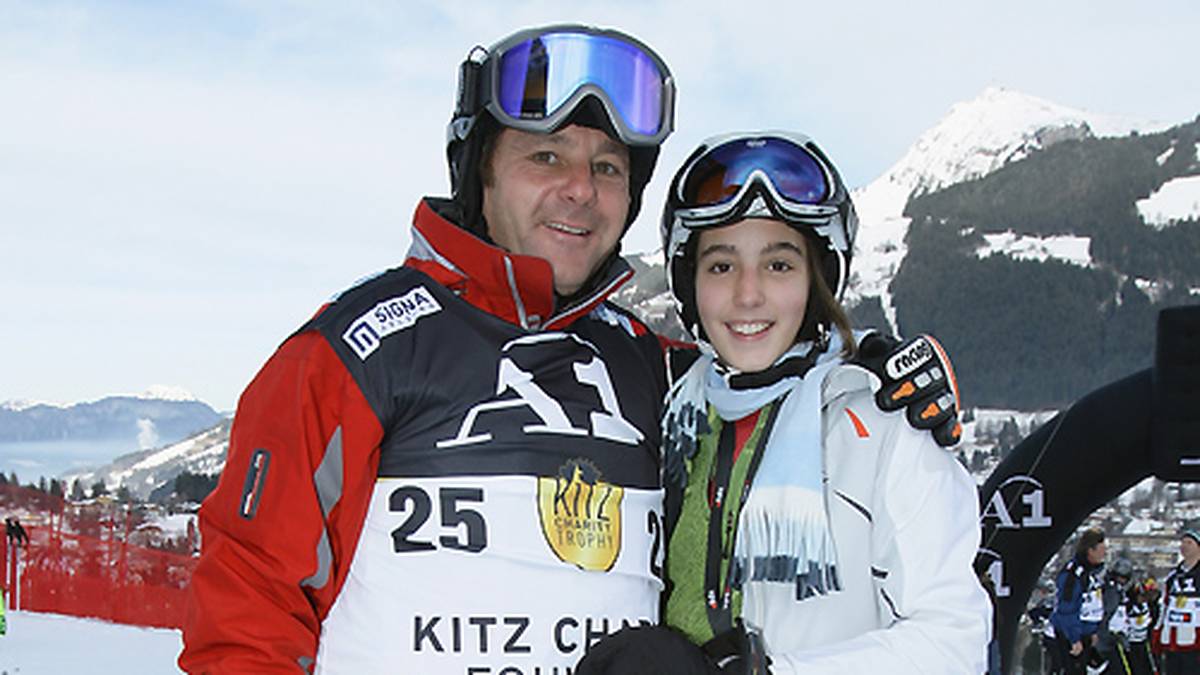 Von der Rennstrecke auf die Skipiste: Privatman Berger mit Tochter Sarah bei einem Benefiz-Skirennen im Januar 2009 in Kitzbühel