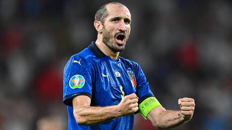Giorgio Chiellini war einer der kompromisslosesten Verteidiger der vergangenen 20 Jahre. Bei Juventus Turin wurde er zum Titelsammler, seine Zeit in der Nationalmannschaft krönte er mit dem EM-Titel 2021. Doch auch neben dem Platz hat Chiellini einiges zu bieten. Das ist seine Geschichte.