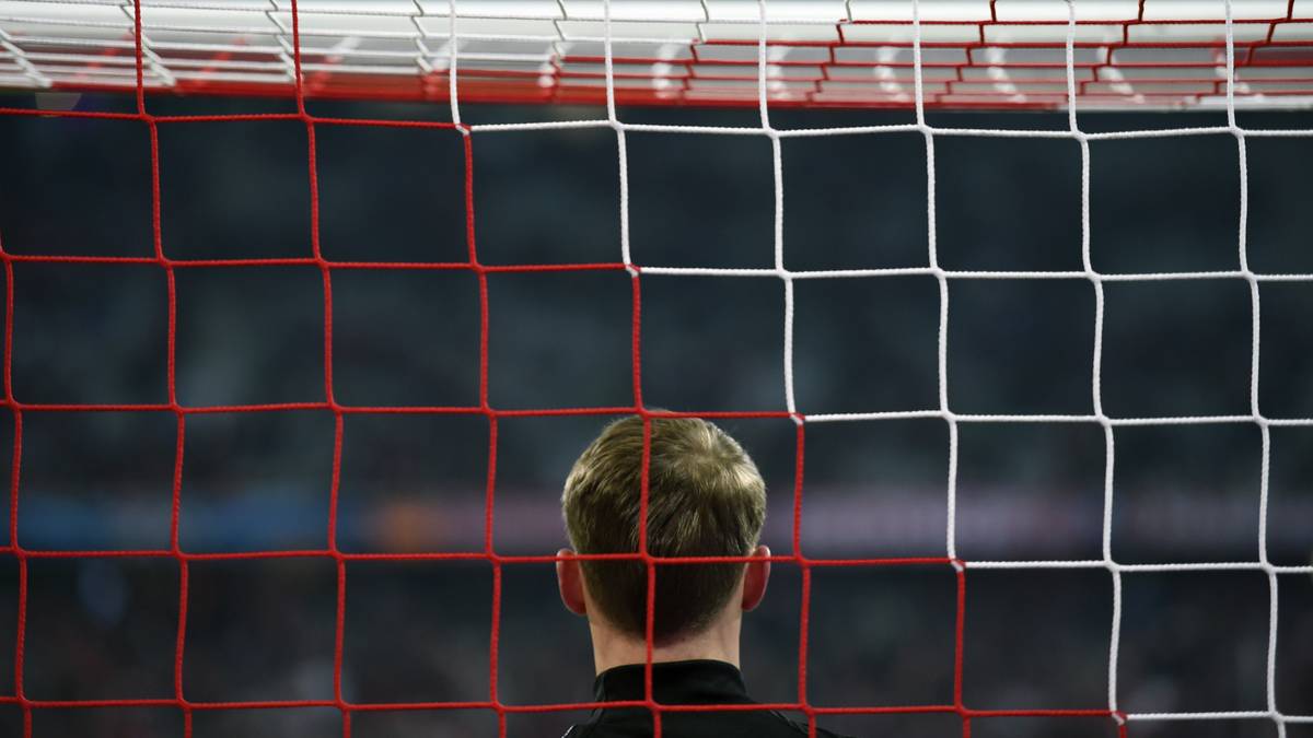MANUEL NEUER: Der Torwart muss sich erst nach dem Spiel richtig anstrengen. Da verpasst er Holger Badstuber einen freundschaftlichen Tritt in den Hintern. Im Spiel wird Neuer kaum gefordert. Bei den wenigen Rückpässen und Kullerbällen ist er auf dem Posten. SPORT1-Note: 3