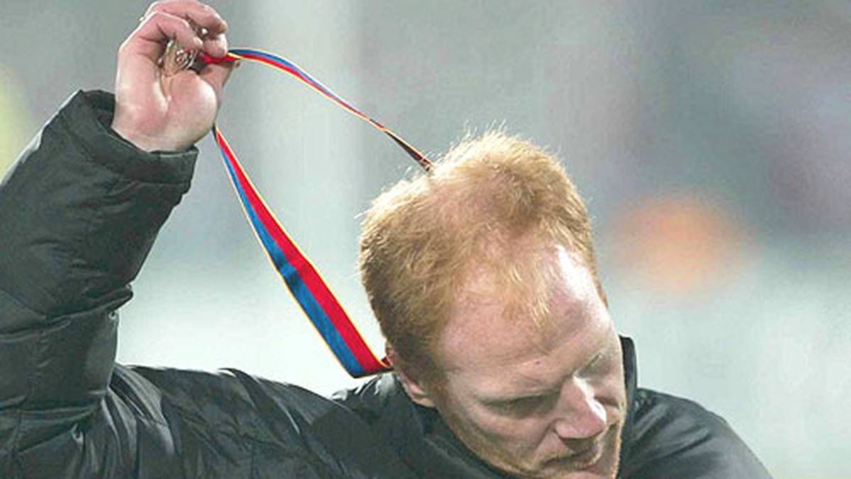 Dem BVB bleibt Matthias Sammer treu. Von 2000 bis 2004 trainiert er die Borussen, rettet sie erst vor dem Abstieg und führt sie 2002 zur deutschen Meisterschaft und ins UEFA-Pokal-Finale. Dort unterliegt seine Mannschaft Feyenoord Rotterdam mit 2:3