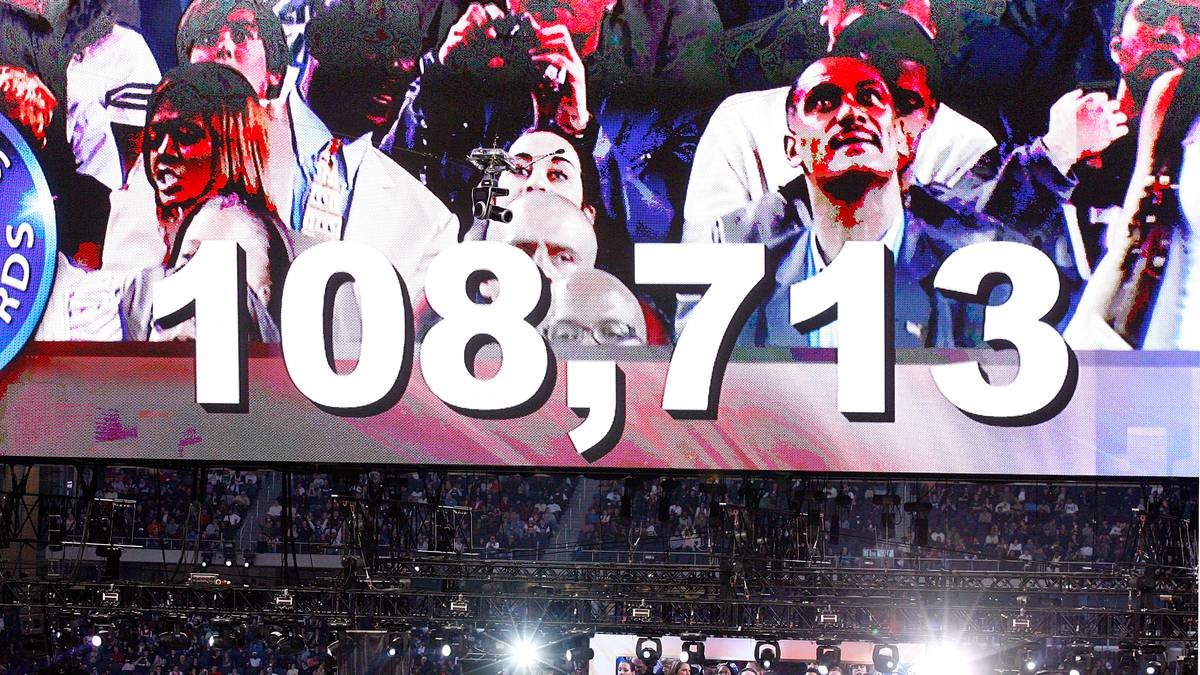 Das Spiel wird aber vor allem wegen der Weltrekordkulisse von 108.713 Zuschauern in die Geschichte eingehen