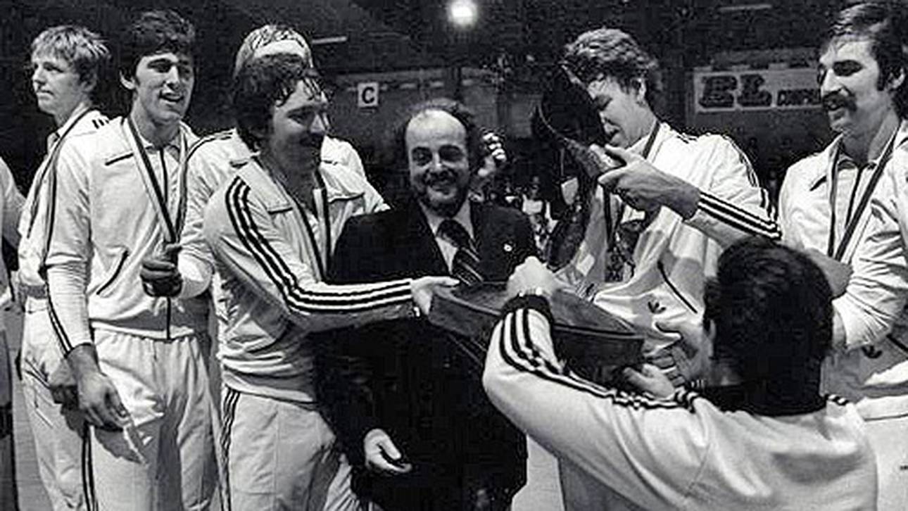 Im Finale bezwingt das Team von Trainer-Legende Vlado Stenzel (m.) die Sowjetunion mit 20:19 und startet eine Ära im deutschen Handball. An der Seite von Wunderlich (1. v. li.) spielen unter anderem Heiner Brand (r.) und Joachim Deckarm