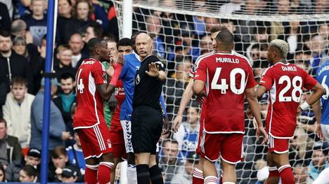 Die Spieler von Nottingham Forest regen sich über den Schiedsrichter auf