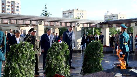 DFB Delegation Visits Park Pobedy To Lay A Wreath