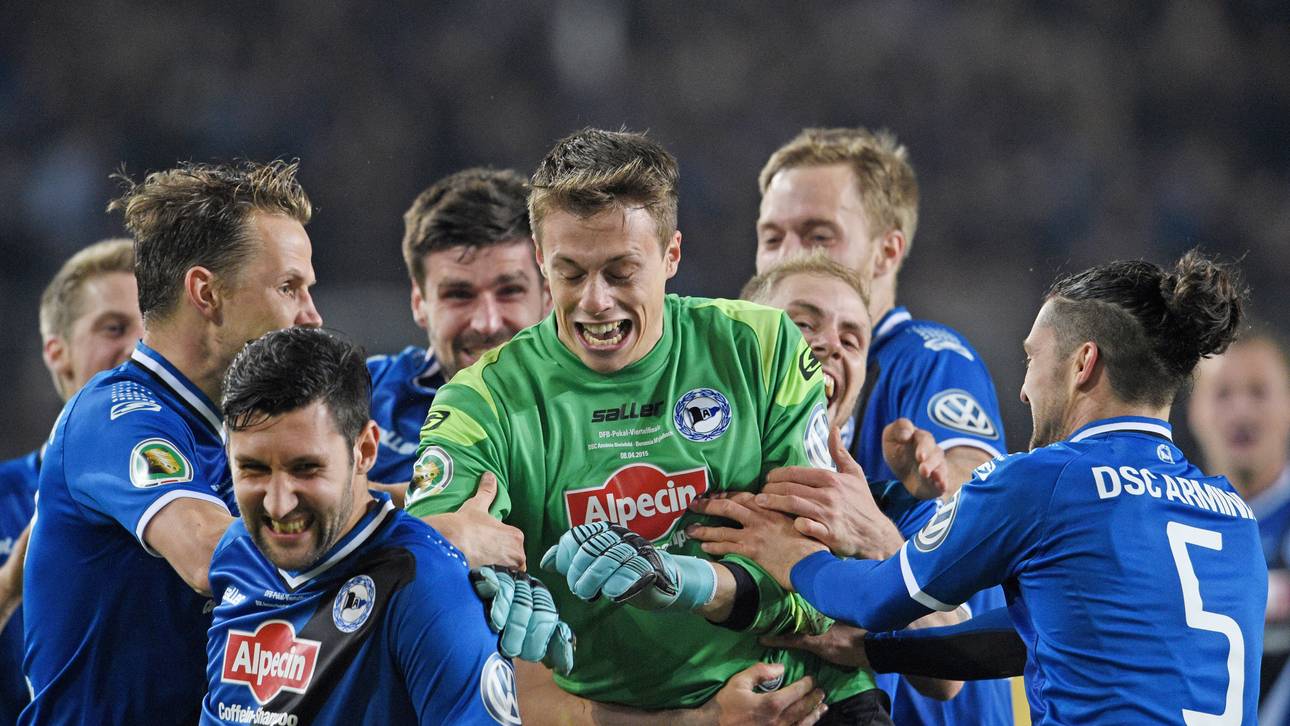 Arminia Bielefelds Keeper Alexander Schwolow lässt sich feiern