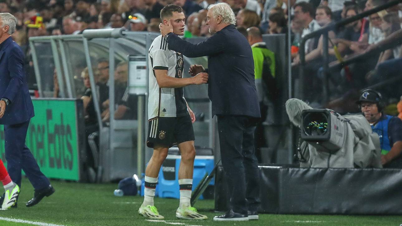 Florian Wirtz und Rudi Völler im kurzen Austausch