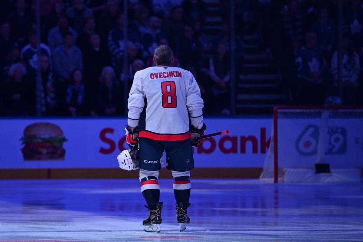 Nur 40 Tage nach einem Unterschenkelbruch steht Alex Ovechkin für die Washington Capitals in der NHL schon wieder auf dem Eis. Gegen die Toronto Maple Leafs gelingt ihm ein Traum-Comeback - und die Fortsetzung seiner persönlichen Rekordjagd auf Wayne Gretzky.