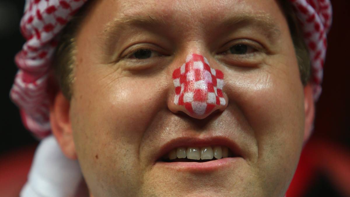 Dieser Anhänger Kroatiens hat sich zum Duell mit Mazedonien eine arabische Kopfbedeckung in seinem Nationalmuster besorgt