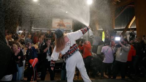Mikaela Shiffrin gewinnt im Slalom die Goldmedaille. Ihren Olympia-Titel feiert sie anschließend im Austria House mit eigenem Champagner. 