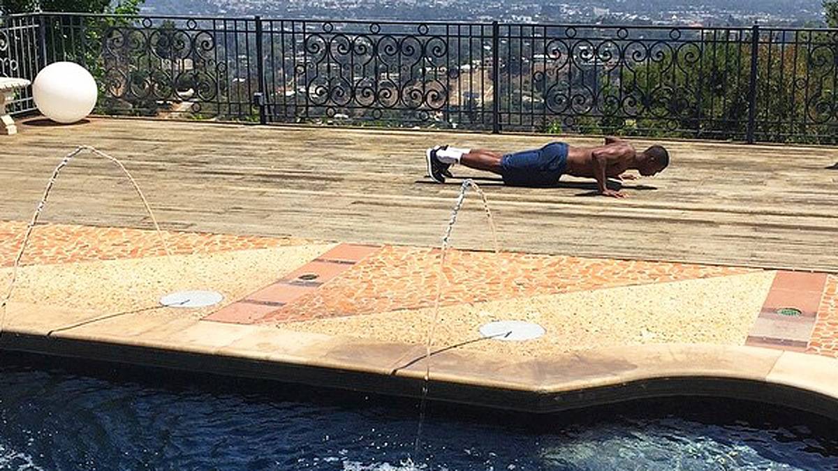 Von Beine hochlegen hält Teamkollege David Alaba derweiel im Urlaub wenig. Er macht sich fit für die neue Saison und legt am Hotelpool ein Workout hin