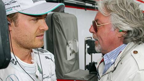 Weltmeister Nico Rosberg (links) bespricht sich mit seinem berühmten Vater Keke