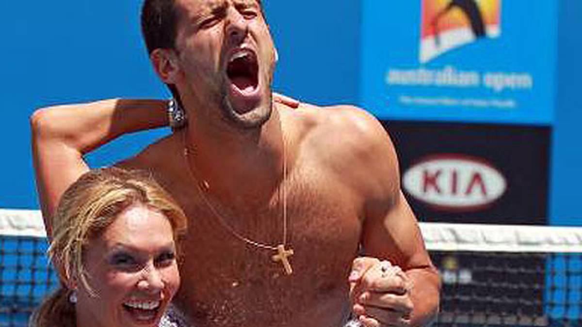 Djokovic ist einfach ein Showman: Bei den Australian Open wagt er mit einer Tänzerin nach dem Training mit nacktem Oberkörper ein Tänzchen auf dem Platz. Die Fotografen haben ihren Spaß