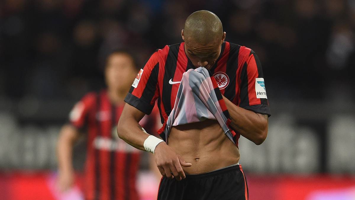 Auch Bamba Anderson zweckentfremdet das Leibchen der Eintracht