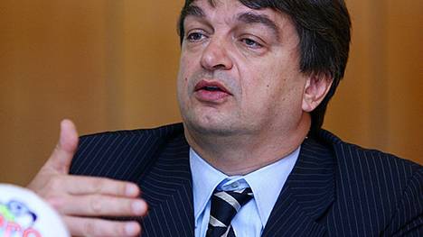 Champagne war von 1999 bis 2010 stellvertretender Generalsekretär der FIFA