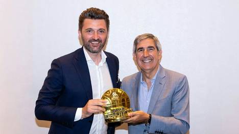 Pesic (l.) nimmt Preis für Bayern-Basketballer entgegen