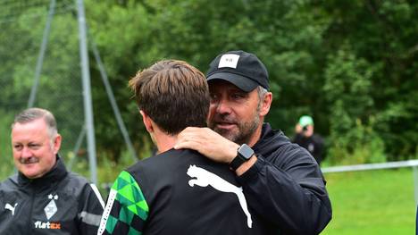 Bundestrainer Hansi Flick schaut am Donnerstag im Trainingslager des Bundesligisten Borussia Mönchengladbach am Tegernsee vorbei - und gab Nationalspieler Jonas Hofmann nebenbei einen Freibrief für die WM in Katar.