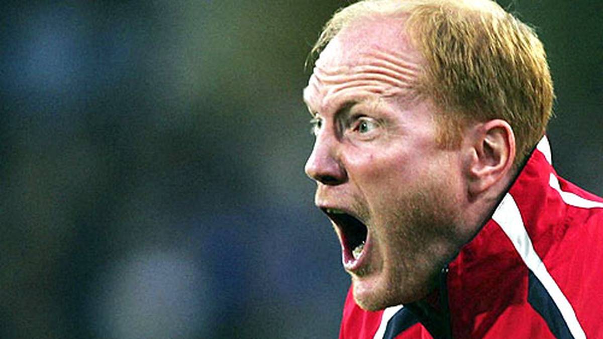 Seine anschließende Trainerstation beim VfB Stuttgart ist nicht von Erfolg gekrönt. Zwar erreichen die Schwaben den Europapokal, doch es wird Kritik laut, dass Sammer die Champions-League-Teilnahme verspielt hat. Sein Vertrag wird 2005 erneut aufgelöst